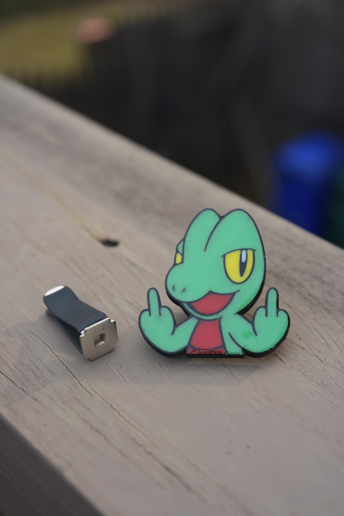 Treecko Pocket Monster “Fingers Up” Car Vent Clip – Cute Anime Dashboard Accessory – Air Vent Charm for Cars, Trucks & SUVs – Gift for Fans